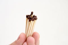 Ein Mann hält ein Match in seiner Hand stockfoto Ein Mann hält ein Match in seiner Hand stockfoto