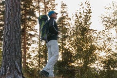 Ein Mann im Wald Mannrucksack lizenzfreie stockbilder Ein Mann im Wald Mannrucksack lizenzfreie stockbilder