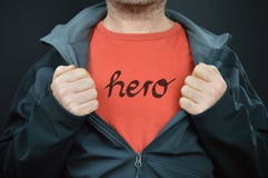 Ein Mann mit dem Worthelden auf seinem T-Shirt stockfotos Ein Mann mit dem Worthelden auf seinem T-Shirt stockfotos