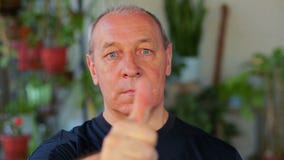 Ein Mann tut Übungen mit seinen Augen, die seinen Finger betrachten und ihn wegrücken stock video Ein Mann tut Übungen mit seinen Augen, die seinen Finger betrachten und ihn wegrücken stock video