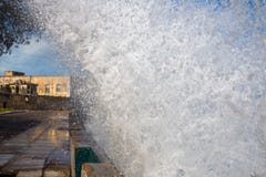 Ein Meereswoge stößt über einem Uferdamm zu einem Fotografen und zum Seeseitedammabschluß oben zusammen Mosambik-Insel Küste des lizenzfreies stockfoto Ein Meereswoge stößt über einem Uferdamm zu einem Fotografen und zum Seeseitedammabschluß oben zusammen Mosambik-Insel Küste des lizenzfreies stockfoto