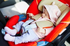 Ein Monatsbaby, das im Autositz schläft Lizenzfreie Stockfotos Ein Monatsbaby, das im Autositz schläft Lizenzfreie Stockfotos