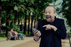 Ein netter, bärtiger, weißer Mann spricht am Telefon stockfoto Ein netter, bärtiger, weißer Mann spricht am Telefon stockfoto