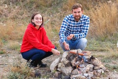Ein Paar auf einem Picknick braten appetitanregende Würste draußen stockfotos Ein Paar auf einem Picknick braten appetitanregende Würste draußen stockfotos