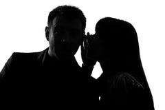 Ein Paarmann und -frau, die am Ohr flüstern Stockfotos Ein Paarmann und -frau, die am Ohr flüstern Stockfotos