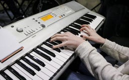 Ein Pianist des jungen Mädchens spielt das Digitalpiano mit ihrer Lieblingsmusik Weibliche würdevolle Hände berühren die Schlüsse stockfotos Ein Pianist des jungen Mädchens spielt das Digitalpiano mit ihrer Lieblingsmusik Weibliche würdevolle Hände berühren die Schlüsse stockfotos