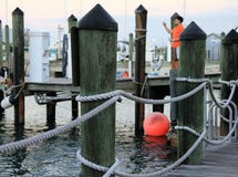 Ein Pier in Key West, Florida mit einer orange Boje und ein Kerl im orange Hemd stockbild Ein Pier in Key West, Florida mit einer orange Boje und ein Kerl im orange Hemd stockbild