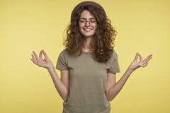 Ein Porträt der netten brunette Frau mit dem gelockten Haar, macht sie okay Geste, Lächeln und das Denken von gutem etwas stockbilder Ein Porträt der netten brunette Frau mit dem gelockten Haar, macht sie okay Geste, Lächeln und das Denken von gutem etwas stockbilder