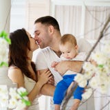 Ein reizendes Baumhaus, eine Vogelfamilie, eine Taste der Liebe und viele Herde Gl?ckliche Muttergesellschaft und Baby stockbilder Ein reizendes Baumhaus, eine Vogelfamilie, eine Taste der Liebe und viele Herde Gl?ckliche Muttergesellschaft und Baby stockbilder