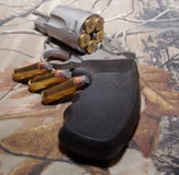 Ein Revolver auf einem camo Hintergrund lizenzfreie stockfotos Ein Revolver auf einem camo Hintergrund lizenzfreie stockfotos