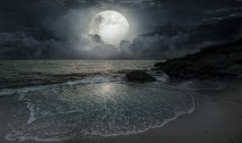 Ein ruhiger Abend durch den Ozean lizenzfreies stockfoto Ein ruhiger Abend durch den Ozean lizenzfreies stockfoto