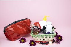 Ein Satz Kosmetik als Geschenk zur Frau Ein Geschenk für den 8. März, der Tag von Liebhabern oder Geburtstag stockbilder Ein Satz Kosmetik als Geschenk zur Frau Ein Geschenk für den 8. März, der Tag von Liebhabern oder Geburtstag stockbilder