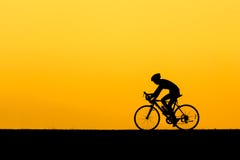 Ein Schattenbild des Mannradfahrens stockbilder Ein Schattenbild des Mannradfahrens stockbilder
