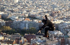 Ein Schlittschuhläufer springt auf Barcelona Ein Schlittschuhläufer springt auf Barcelona