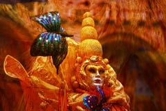 ein schönes goldenes Kostüm ist eine beunruhigende Maske stockbild ein schönes goldenes Kostüm ist eine beunruhigende Maske stockbild