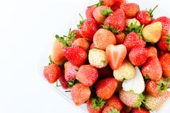 Ein Spannkorb Erdbeeren auf weißem Hintergrund lizenzfreie stockfotografie Ein Spannkorb Erdbeeren auf weißem Hintergrund lizenzfreie stockfotografie