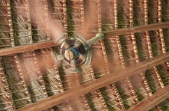 Ein spinnender Fan im Hintergrund eines Weidendachs lizenzfreie stockfotografie Ein spinnender Fan im Hintergrund eines Weidendachs lizenzfreie stockfotografie