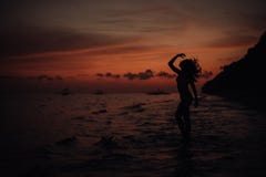 Ein Stand des jungen Mädchens auf Strand - Konzept über Leute, Lebensstil und Sport Schattenbild stockfotos Ein Stand des jungen Mädchens auf Strand - Konzept über Leute, Lebensstil und Sport Schattenbild stockfotos