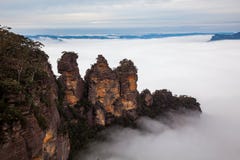 Ein starker hoher Nebel, der die ikonenhaften drei Schwestern im katoomb umgibt stockfoto Ein starker hoher Nebel, der die ikonenhaften drei Schwestern im katoomb umgibt stockfoto