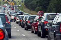 Ein Stau mit Reihen der Autos Ein Stau mit Reihen der Autos