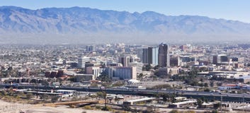 Ein Luftschuß von im Stadtzentrum gelegenem Tucson, Arizona lizenzfreie stockbilder Ein Luftschuß von im Stadtzentrum gelegenem Tucson, Arizona lizenzfreie stockbilder
