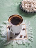 Ein Tasse Kaffee und türkischen Bonbons Süßes Lebensmittel in Ramadan Stockbild Ein Tasse Kaffee und türkischen Bonbons Süßes Lebensmittel in Ramadan Stockbild