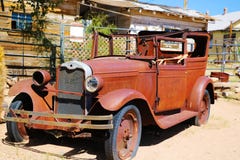 Ein Weinleseauto verließ verlassen nahe dem Hackberry-Gemischtwarenladen Hackberry-Gemischtwarenladen ist berühmter Halt auf hist stockfoto Ein Weinleseauto verließ verlassen nahe dem Hackberry-Gemischtwarenladen Hackberry-Gemischtwarenladen ist berühmter Halt auf hist stockfoto