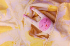 Ein wei?es, rosa Spielzeug, ein netter Hase liegt unter einer Decke stockbild Ein wei?es, rosa Spielzeug, ein netter Hase liegt unter einer Decke stockbild