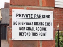Ein Zeichen außerhalb nahe privaten Wohnparkplatzes der alten Leute sa stockbild Ein Zeichen außerhalb nahe privaten Wohnparkplatzes der alten Leute sa stockbild