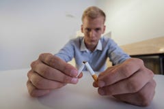 Eind van het roken in man leven stock afbeelding Eind van het roken in man leven stock afbeelding