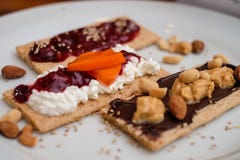 Eine andere Weise, knuspriges Brot zu essen lizenzfreie stockbilder Eine andere Weise, knuspriges Brot zu essen lizenzfreie stockbilder