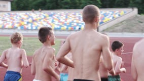 Eine Ansicht von den jungen Sportlern, die auf einem Stadion laufen stock footage Eine Ansicht von den jungen Sportlern, die auf einem Stadion laufen stock footage