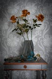 Eine einfache Zusammensetzung von Blumen und von Kästen lizenzfreie stockfotos Eine einfache Zusammensetzung von Blumen und von Kästen lizenzfreie stockfotos