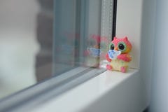 Eine Eule, die äußer schauen, und trinkender Tee stockbilder Eine Eule, die äußer schauen, und trinkender Tee stockbilder