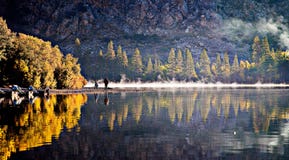 Eine Familie ist bereit, ein Boot auf einen ruhigen See in der Ostsierra Bereich auf einem Sommer Sonntag Morgen zu reiten stockfotografie Eine Familie ist bereit, ein Boot auf einen ruhigen See in der Ostsierra Bereich auf einem Sommer Sonntag Morgen zu reiten stockfotografie