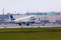 Eine Flugzeuglandung Jetblue-Fluglinien-Embraers 190 lizenzfreie stockfotos Eine Flugzeuglandung Jetblue-Fluglinien-Embraers 190 lizenzfreie stockfotos