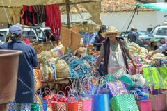 Eine Frau, die ein Schutzblech trägt lizenzfreie stockfotografie Eine Frau, die ein Schutzblech trägt lizenzfreie stockfotografie