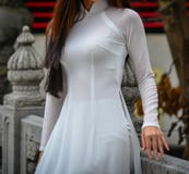 Eine Frau im vietnamesischen Trachtenkleid lizenzfreie stockfotos Eine Frau im vietnamesischen Trachtenkleid lizenzfreie stockfotos