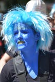 Eine Frau maskiert im Blau am Karneval der Völker in Kreuzberg, Berlin im Juli 2015 stockbilder Eine Frau maskiert im Blau am Karneval der Völker in Kreuzberg, Berlin im Juli 2015 stockbilder