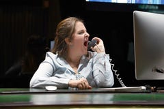 Eine Frauaufnahme schwört mit dem Kunden telefonisch lizenzfreies stockfoto Eine Frauaufnahme schwört mit dem Kunden telefonisch lizenzfreies stockfoto