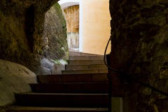 Eine Gasse in der alten Stadt von Menton stockfotografie Eine Gasse in der alten Stadt von Menton stockfotografie