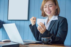Eine glückliche Geschäftsfrau, die Arbeitsziele und in ihren Händen erzielt lizenzfreie stockfotografie Eine glückliche Geschäftsfrau, die Arbeitsziele und in ihren Händen erzielt lizenzfreie stockfotografie