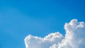 Eine große weiße Wolke auf einem blauen Himmel Stockbilder Eine große weiße Wolke auf einem blauen Himmel Stockbilder