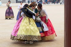 Eine Gruppe des weiblichen Touristen koreanisches traditionelles Kostüm, hanbok, a schauend tragend stockfoto Eine Gruppe des weiblichen Touristen koreanisches traditionelles Kostüm, hanbok, a schauend tragend stockfoto