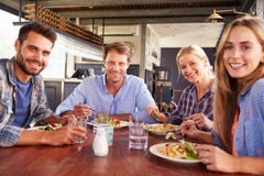 Eine Gruppe Freunde, die an einem Restaurant essen stockfotos Eine Gruppe Freunde, die an einem Restaurant essen stockfotos