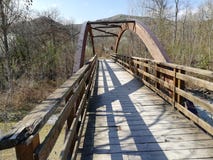 Eine Holzbrücke mit einer halbkreisförmigen hölzernen Wölbung stockbilder Eine Holzbrücke mit einer halbkreisförmigen hölzernen Wölbung stockbilder