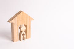 Eine hölzerne Frauenfigur in einem Haus mit einer Lücke innerhalb des Körpers in Form eines Kindes Das Konzept von Unfruchtbarkei lizenzfreie stockfotos Eine hölzerne Frauenfigur in einem Haus mit einer Lücke innerhalb des Körpers in Form eines Kindes Das Konzept von Unfruchtbarkei lizenzfreie stockfotos