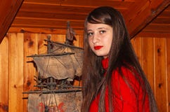 Eine Jugendliche mit einem alten Modell eines Schiffs stockfotos Eine Jugendliche mit einem alten Modell eines Schiffs stockfotos