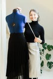 Eine junge N?herinfrau stellt Kleidung auf dem Mannequin ein stockfotos Eine junge N?herinfrau stellt Kleidung auf dem Mannequin ein stockfotos