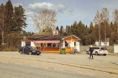 Eine Kleinstadt in Finnland, in einem Straßenrandcafé, in den Autos auf der Straße und in den Geschäften Sommertag der finnischen stockfoto Eine Kleinstadt in Finnland, in einem Straßenrandcafé, in den Autos auf der Straße und in den Geschäften Sommertag der finnischen stockfoto